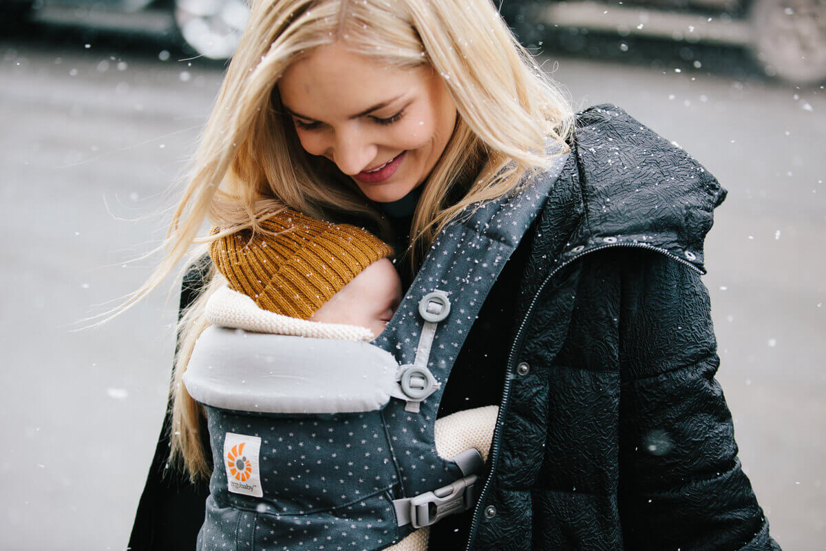baby dragen in het koude jaargetijde