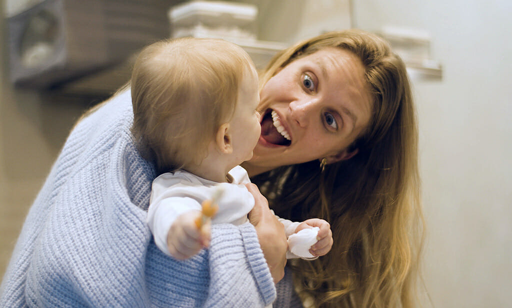 Moeder en baby gelukkig na gebruik wipstoeltje
