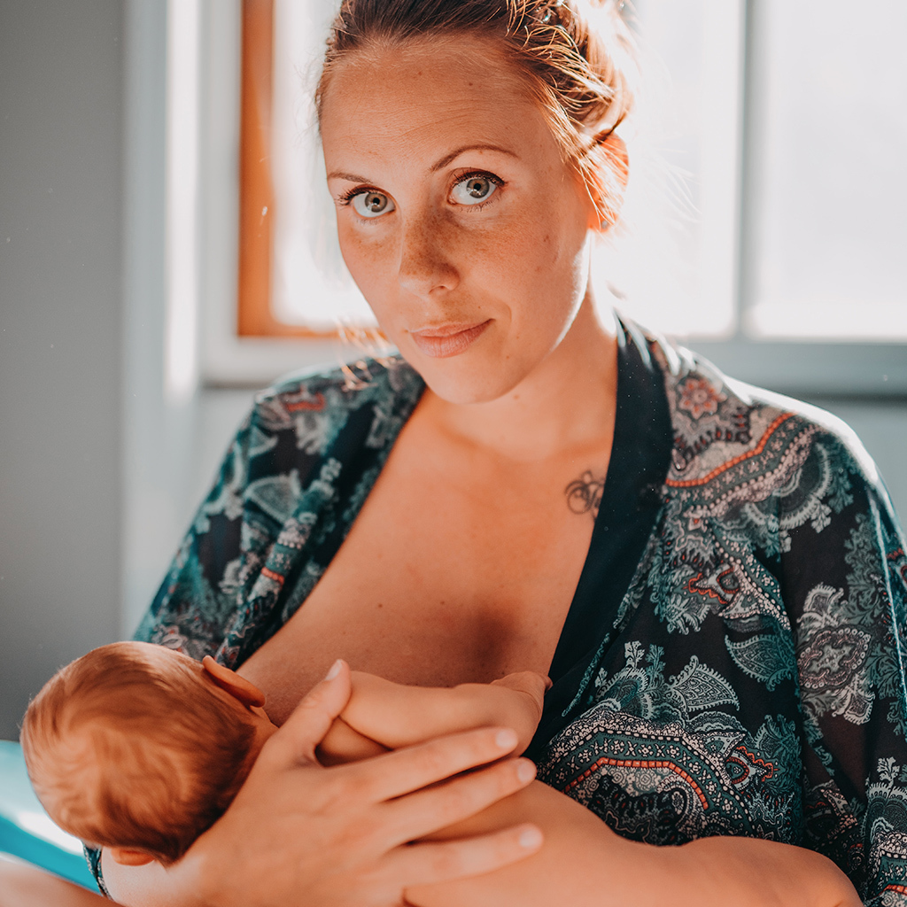 Moeder helpen tegen mastitis tijdens borstvoeding