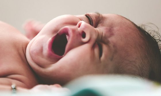 Baby die huilt. Verstoord door zomertijd, heeft een beter slaapritme nodig