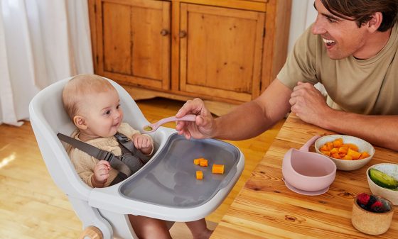 Vader die baby vaste voeding geeft