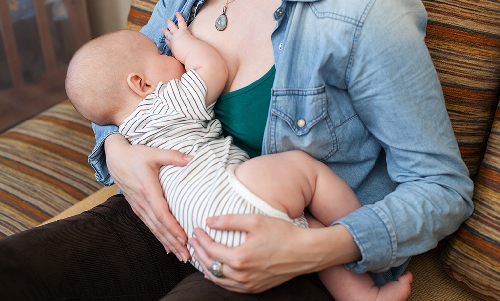 Baby borstvoeding van moeder