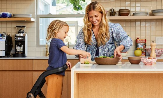 kindje en mama samen koken in de keuken