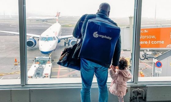 Papa en dochter bereiden zich voor om te vliegen