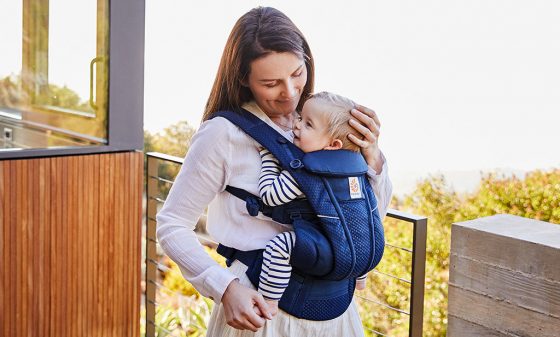 verschillende draagpositie van mama en baby in babydraagzak