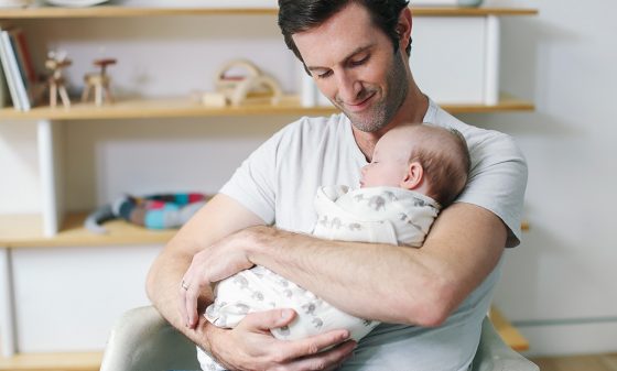 Papa baby slaap ergobaby inbakkerdoek