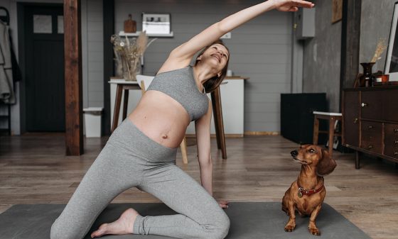 zwangere moeder yoga sport oefeningen