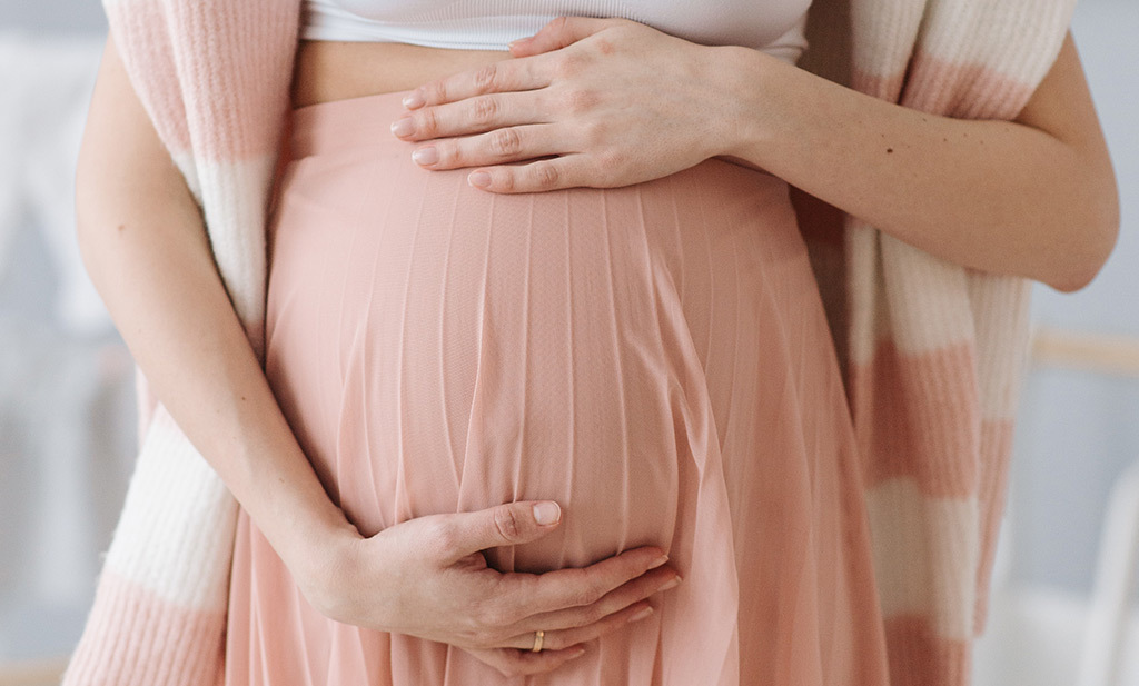 Zwangere mama foto met handen op laagliggende placenta