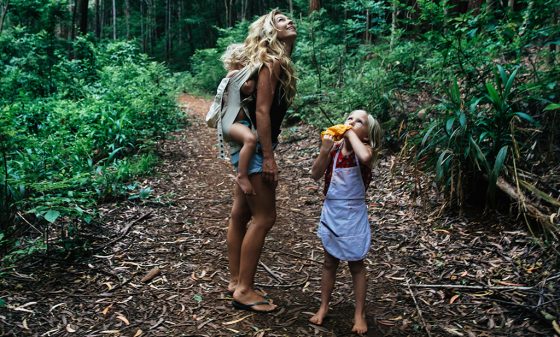 Moeder met baby in draagzak en kind genieten van natuur en duurzaamheid