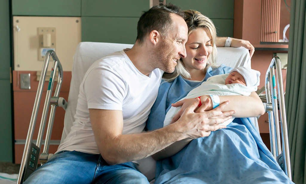 Nieuwe ouders pasgeboren baby ziekenhuis bed