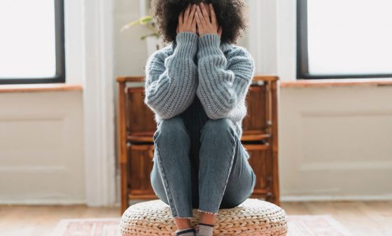 Vrouw met handen op hoofd_ met depressie