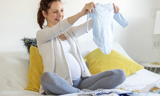 Ziekenhuis tas inpakken zwangere mama