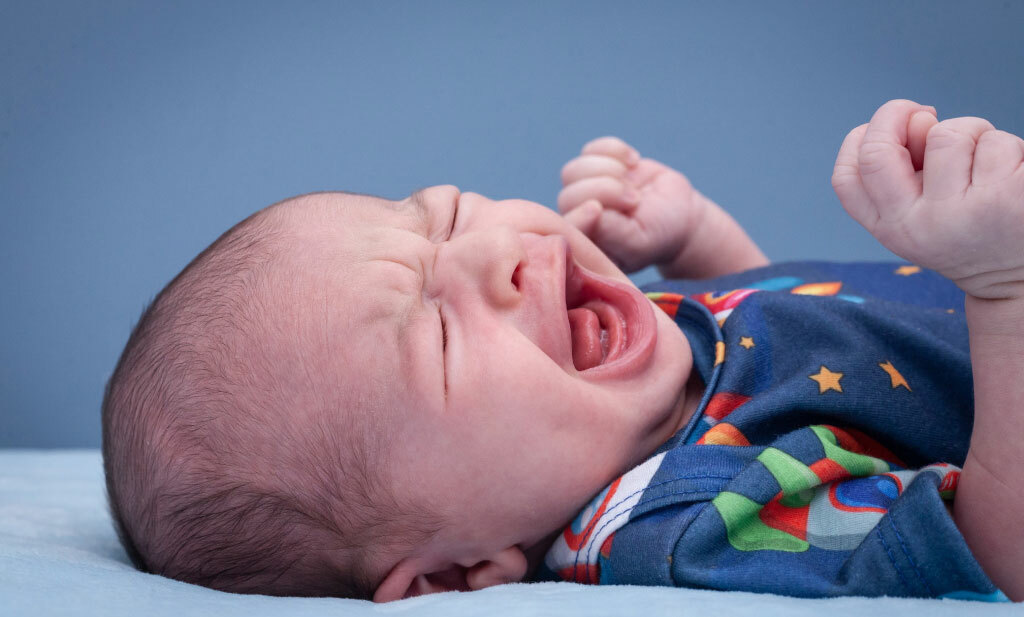 Pasgeboren baby huilt