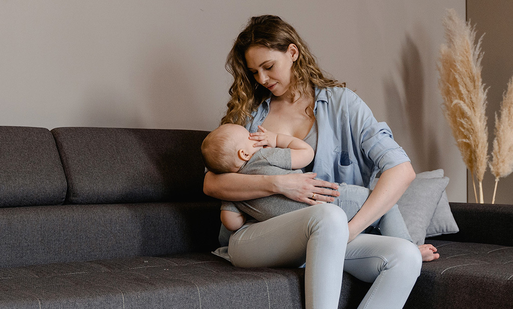 Baby en moeder borstvoeding bijt
