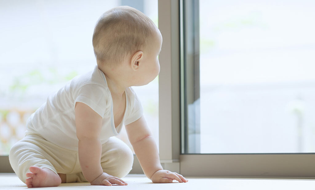 8 maanden baby zittend aan de hand