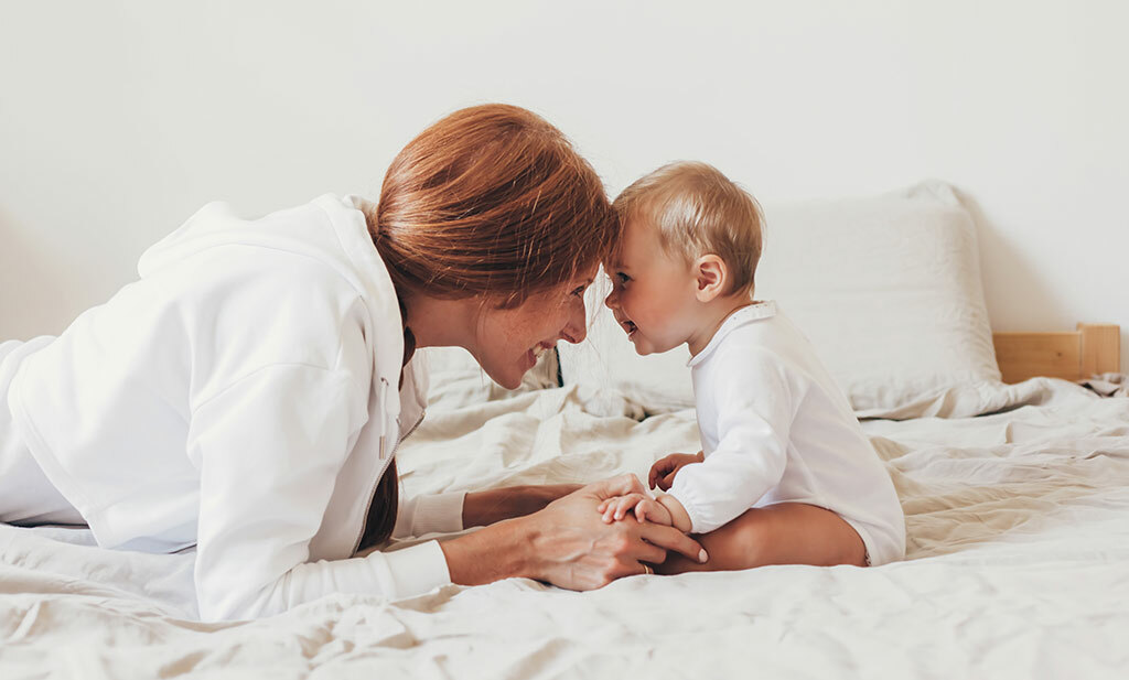 moeder met haar 8 maanden oude baby