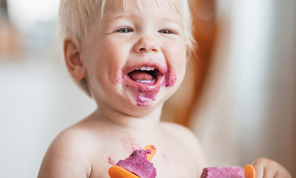 baby brengt zomervakantie thuis door met posicle eten