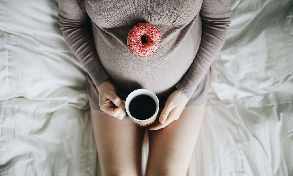 zwangere vrouw drinkt koffie