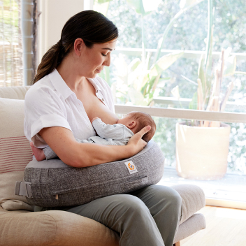 Positioneert De Baby Op Borsthoogte Om Onderuitzakken Te Voorkomen