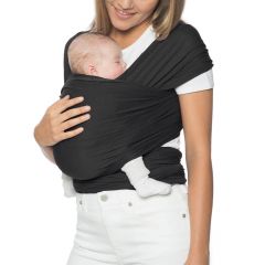 Mama draagt de baby op de buik met gezicht naar haar toe in Aura Wrap Pure Black draagzak