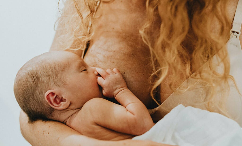 Heeft uw baby die borstvoeding krijgt extra water nodig in de zomer?