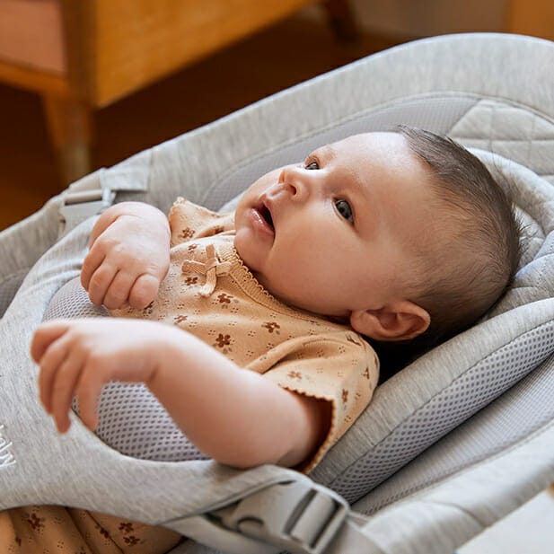 baby in wipstoeltje