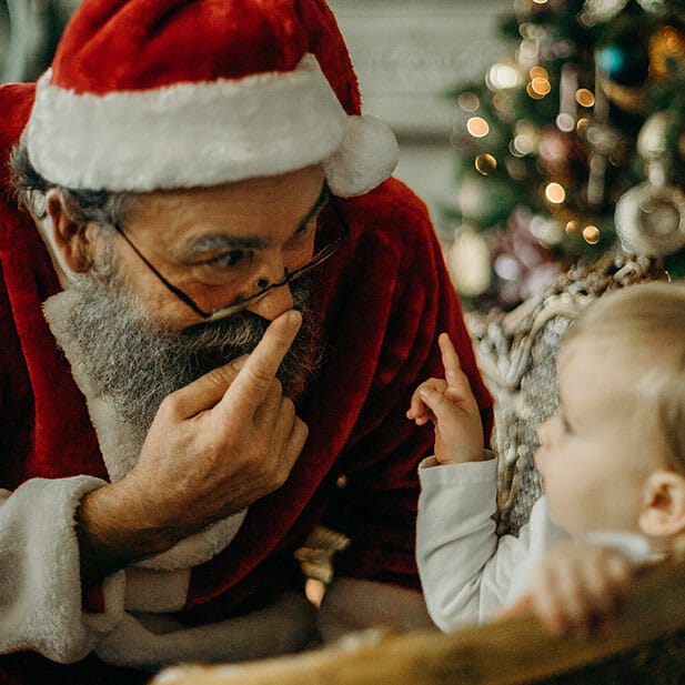 Kind met kerstman voor slapen gaan