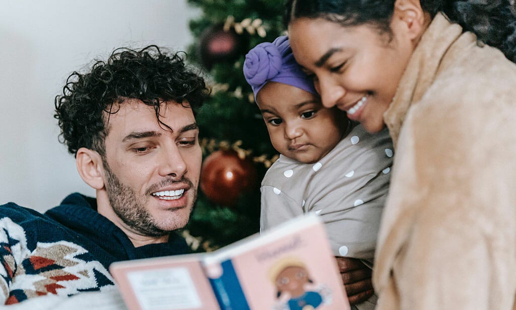 Baby met ouders boek lezen voor slaap