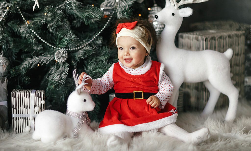 Baby in kerst outfit voorbereiden op slaap