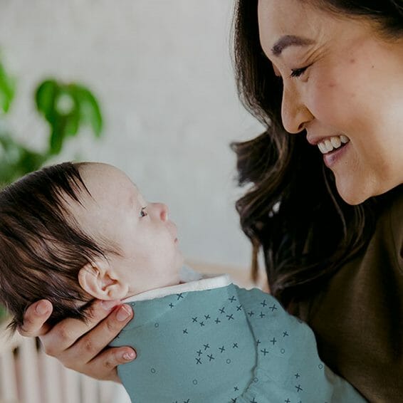 Moeder kijkt naar baby