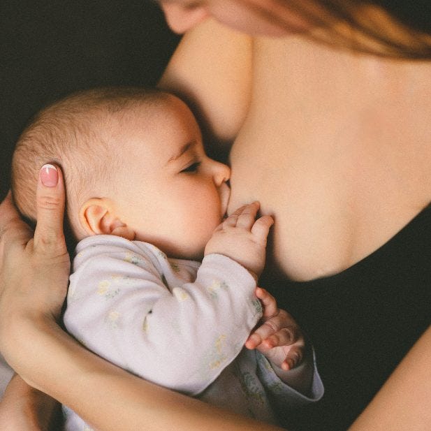 Moeder helpen tegen mastitis tijdens borstvoeding