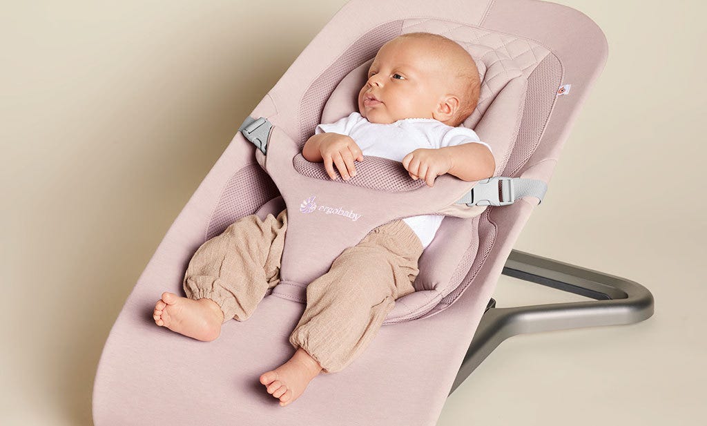 Baby in Ergobaby 3-in-1 wipstoeltje. Een plat achterhofdje hoe vermijd je het.