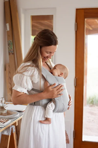 Baby en moeder in draagzak op moederdag