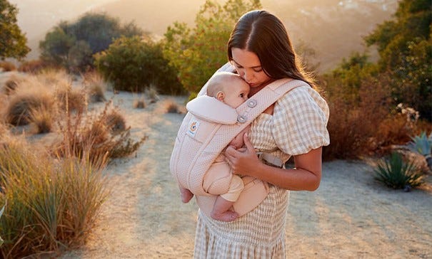 Mama en baby in draagzak op moederdag<br />
