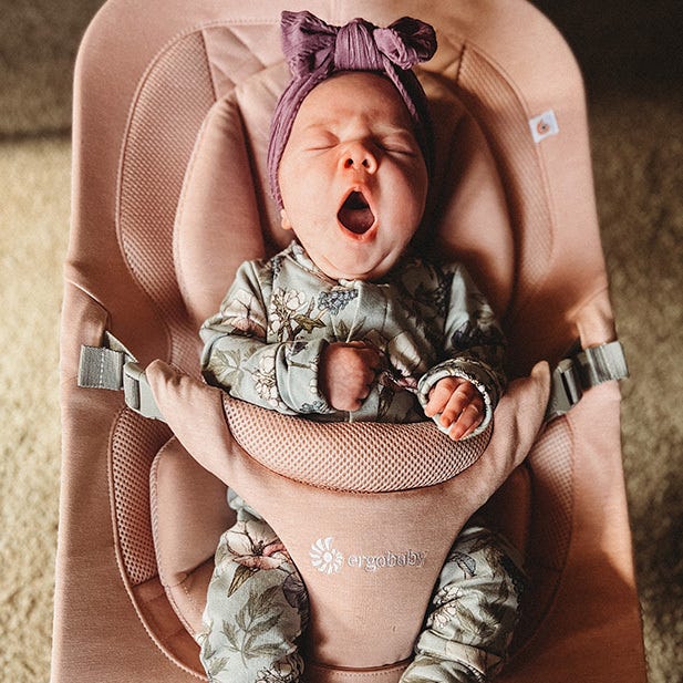 Baby bijna in slaap in wipstoeltje