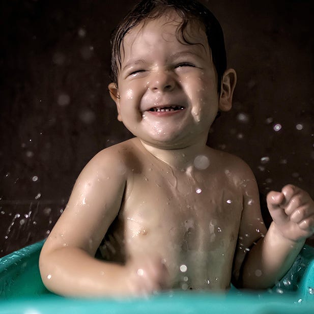 peuter speelt in water