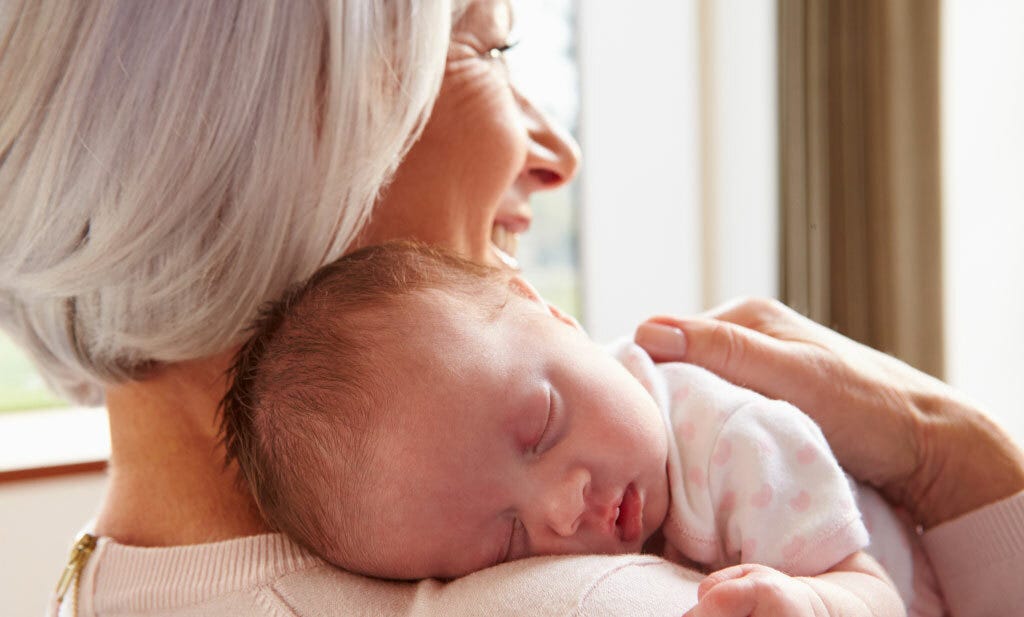 Baby slaap grootmoeder