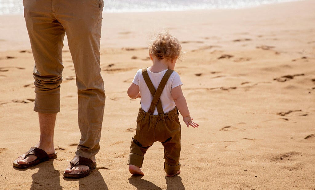 Wanneer het buiten heet wordt: Wat dragen baby’s in de zomer?