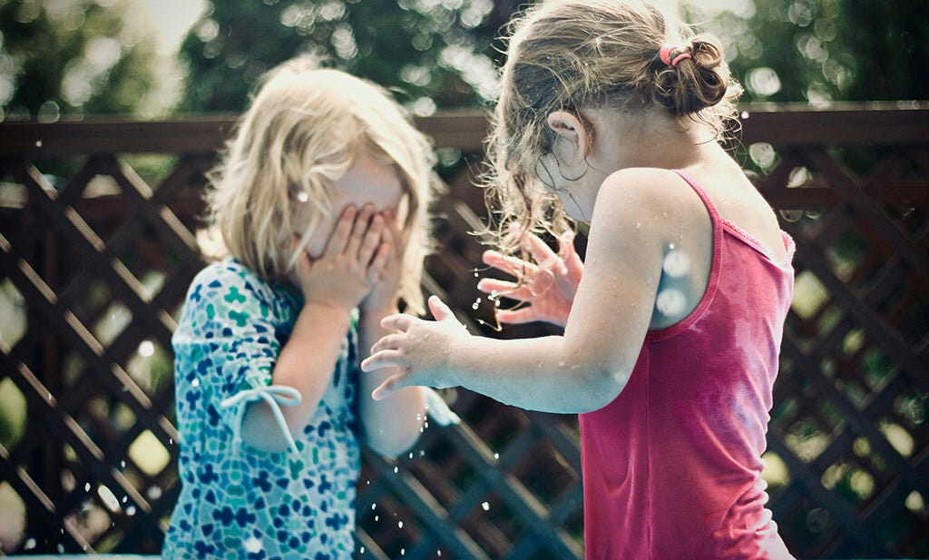 kinderen die thuis in het water spelen