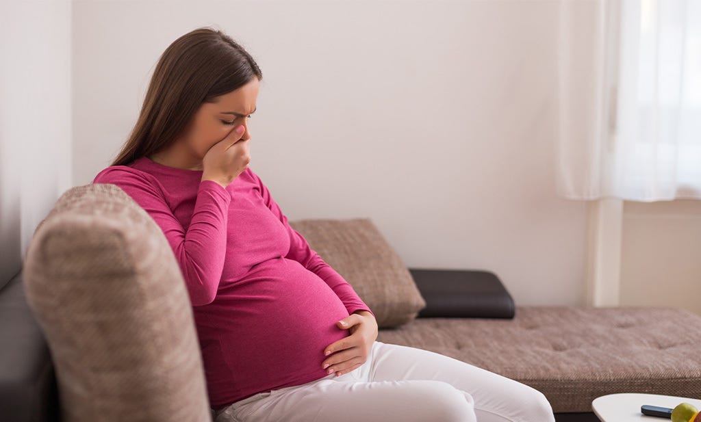 zwangere vrouw met ochtendmisselijkheid