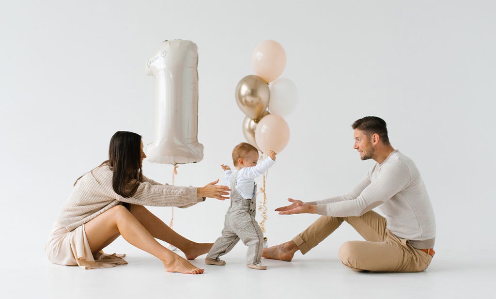 12-maanden baby mijlpalen: mama en papa met een 1-jarige