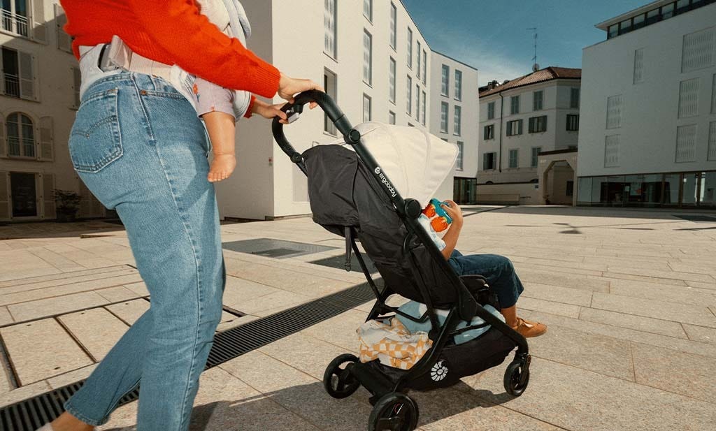 ouder met nieuwe ergobaby metro 3 kinderwagen